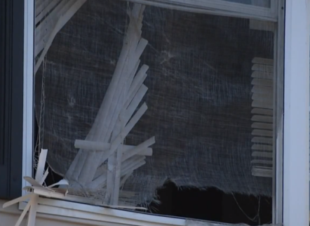 地板坍塌事故发生后的公寓外景照片（美国哥伦比亚广播公司视频截图）