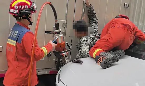  消防员展开救援。图源：浙江消防