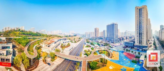  从五彩斑斓的运动天地，到绿意盎然的城市绿肺，一桥飞架，连接起两种截然不同的生活体验。 记者 宋姿熠 摄