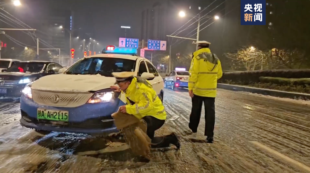 暴雪中的倔强坚守：交警跪地铺麻袋 推车被熏到呕吐