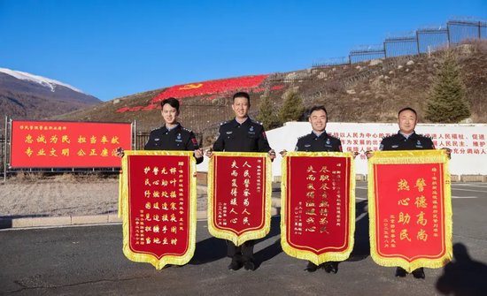  10月29日，新疆出入境边防检查总站阿勒泰边境管理支队喀纳斯边境派出所民警收到群众赠送的锦旗。顾国群 摄