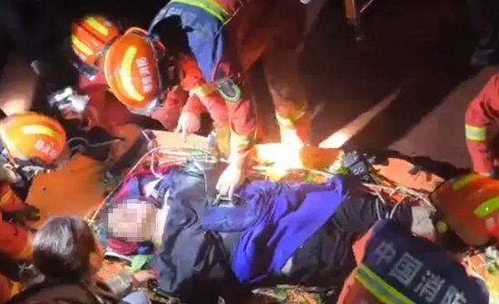  男子被转移至安全区域。图源：湖南消防