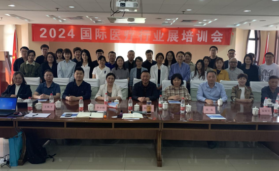 培训会结束后,大家合影留念。