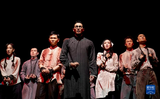 6月10日，上海歌舞团演员在上海国际舞蹈中心大剧场演出舞剧《永不消逝的电波》。新华社记者 任珑 摄