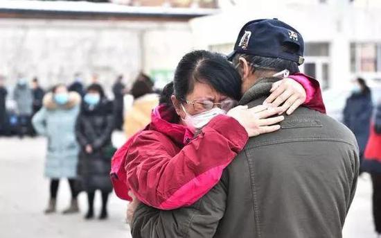 2月2日，王婷临行前和父亲拥抱告别。