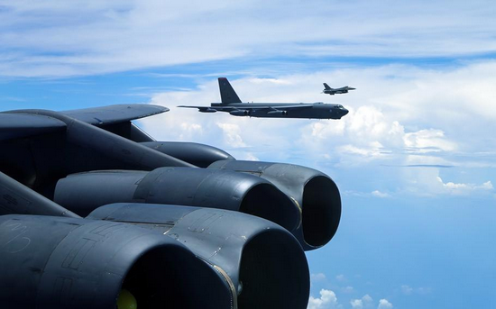 B-1B“枪骑兵”轰炸机(中)。图片来源:美国安德森空军基地官网