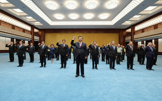 2021年6月18日,党和国家领导人习近平、李克强、栗战书、汪洋、王沪宁、赵乐际、韩正、王岐山等在中国共产党历史展览馆参观“‘不忘初心、牢记使命’中国共产党历史展览”。这是参观结束后,习近平带领党员领导同志一起重温入党誓词。新华社记者 李学仁 摄