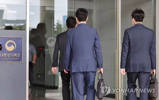  ·8月19日，韩国检方人员走进总统档案馆进行搜查取证。