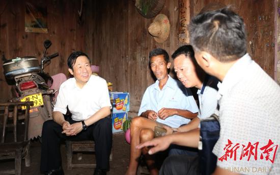 许达哲在谭家寨乡弄里村贫困户符长平家中了解情况。以上照片均由湖南日报记者 冒蕞 摄