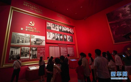 观众在中国共产党历史展览馆参观“‘不忘初心、牢记使命’中国共产党历史展览”(7月15日摄)。新华社记者 陈晔华 摄