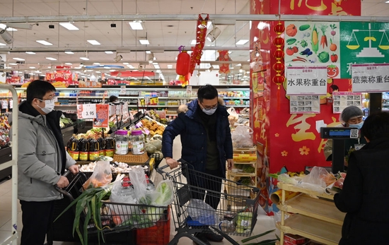  1月10日，居民在天津市西青区中北镇一大型超市内购买蔬菜。新华社记者 李然 摄