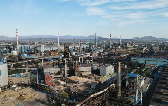  这是张家口市宣化区境内已停产的宣钢厂区（2021年10月12日无人机照片）。新华社记者 杨世尧 摄