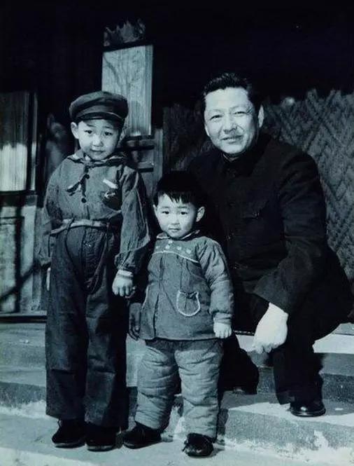 1958年,习仲勋与儿子近平、远平在一起。来源:《习仲勋画传》