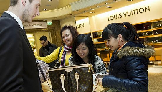 中国游客在英国伦敦Harrods百货公司。图片来源：视觉中国