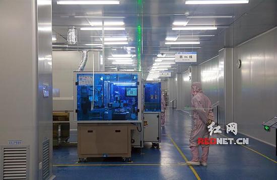 浏阳经开区蓝思科技完成了自动化升级的五厂车间。