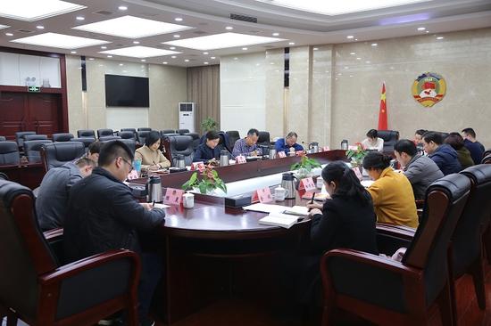 李微微:必须把旗帜鲜明讲政治摆在首位