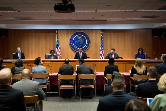 （主席台上的5名FCC委员，帕伊为中间者，图源：VCG）