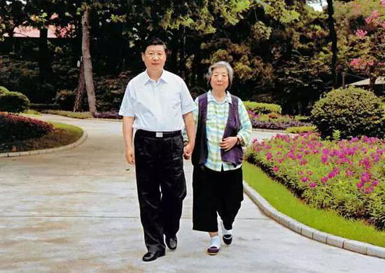 习近平陪母亲齐心散步。新华社发