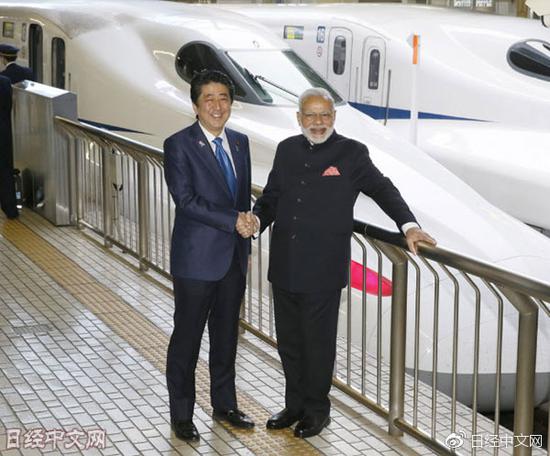 安倍与莫迪在东海道新干线的站台上(2016年11月,JR东京站)