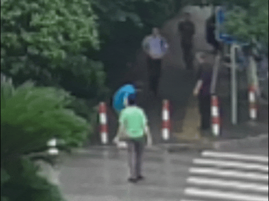  叶哲伟赶到伤者所在地，查看伤者情况。
