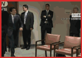 2015年9月,安倍与普京在位于纽约的联合国总部举行会谈。与会时安倍到场稍晚,一路小跑和普京握手。