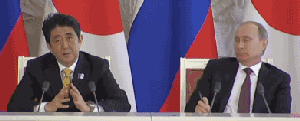 2013年4月,普京与来访的日本首相安倍晋三在克里姆林宫会谈结束后共同会见记者,当安倍回答记者提问时,普京仿佛感到很无聊,玩起了手中的笔。最后,他将笔稳稳地立在了桌面上。