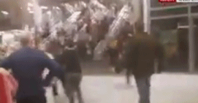 现场紧急逃生人群
