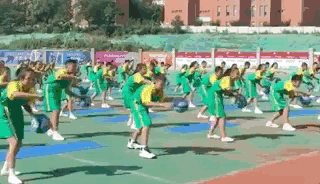 小学推行“篮球操”,将如此高难度的动作做到整齐划一,想必练习占用了学生们不少时间