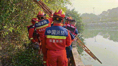  消防员架设拉梯。图源：泉州消防