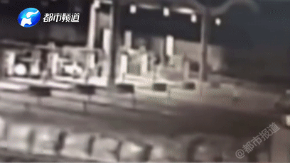 (监控拍摄下奔驰狂飙 一幕↑)
