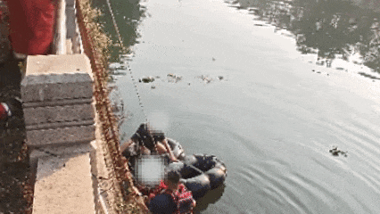  消防员营救夫妻俩。图源：泉州消防