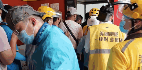 在电梯口等待的外卖骑手 图源微博@曹导视频