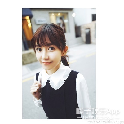 同款大眼睛和微笑唇