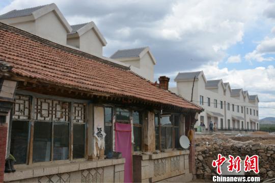 图为茶盐古镇新民居与之前村民居住的旧民居对比。 张帆 摄