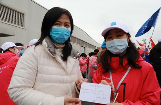 王女士将一封感谢贺卡送给护士长王健