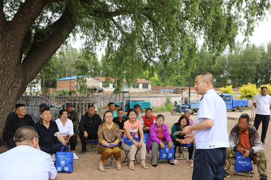  图为党员干部在塔营子镇六家子村开设“柳荫讲堂”，与村民面对面讲政策