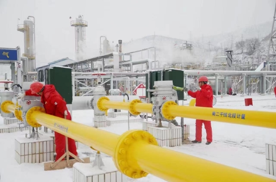 11月6日，陜西靖邊突降大雪，長慶油田采氣一廠第三凈化廠兩名員工冒著風雪對儀器儀表進行檢查。黃陳晨 攝