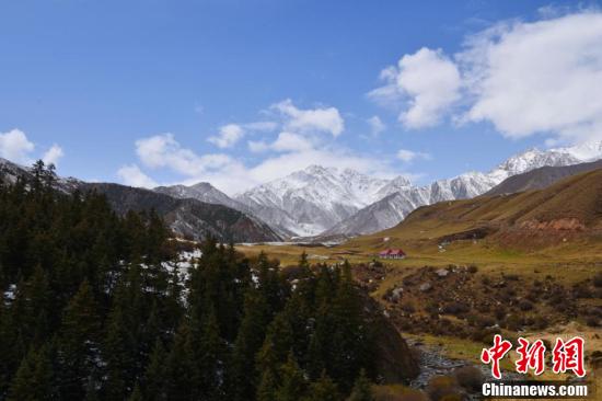 远处山上的白雪。