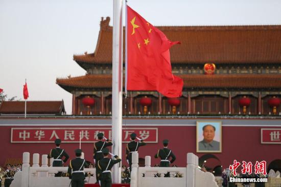 资料图:北京天安门广场举行升国旗仪式。中新社记者 杨可佳 摄