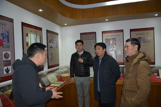 工作组听取益阳茶厂工作人员产品介绍