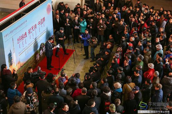 12月28日上午,“胡杨魂 航天情 中国梦——内蒙古人民助力中国航天60周年图片展”在北京民族文化宫开展。图为开展仪式现场。千龙网记者 耿子叶摄