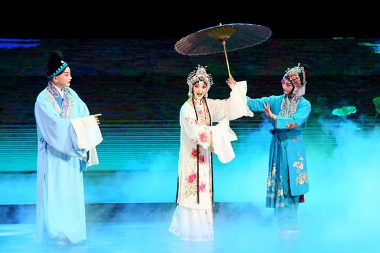 京剧《白蛇传。游湖》选段 李嘉娴 摄