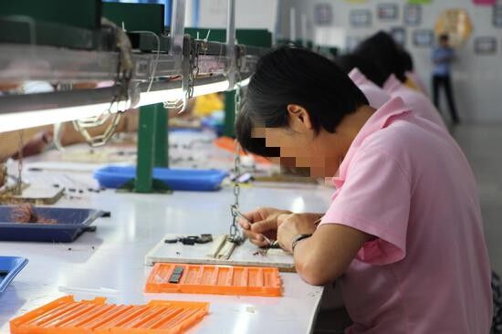 正在认真制作电子元件的戒员
