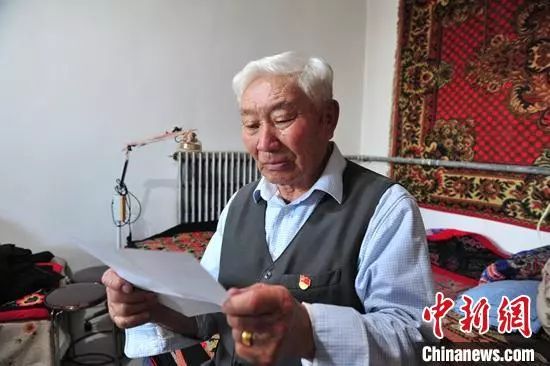 80岁的阿布拉黑·吾塔什正在看捐款前写的书信。蒋叶军 摄