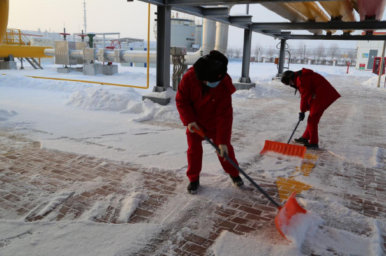 中国石油新疆油田储气库有限公司集注站工人正在清扫积雪