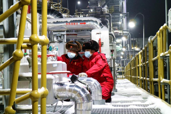 中国石油新疆油田公司采气一厂员工不惧严寒坚守天然气生产一线