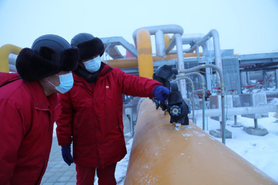 中國石油新疆油田儲氣庫有限公司集注站工人正在認真巡井工作