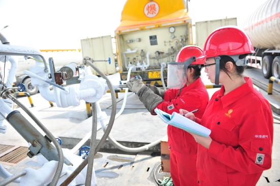 北部LNG调峰储配站员工检查设备