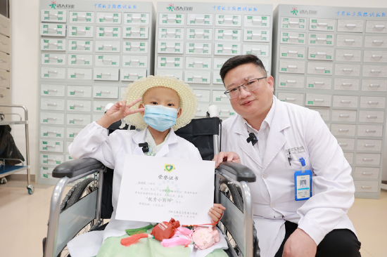 合肥京东方医院药学科主任吴新安给小世雨颁发“小药师”证书