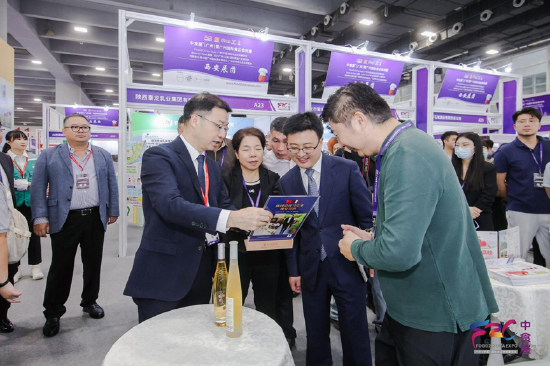 领导、嘉宾巡视场馆